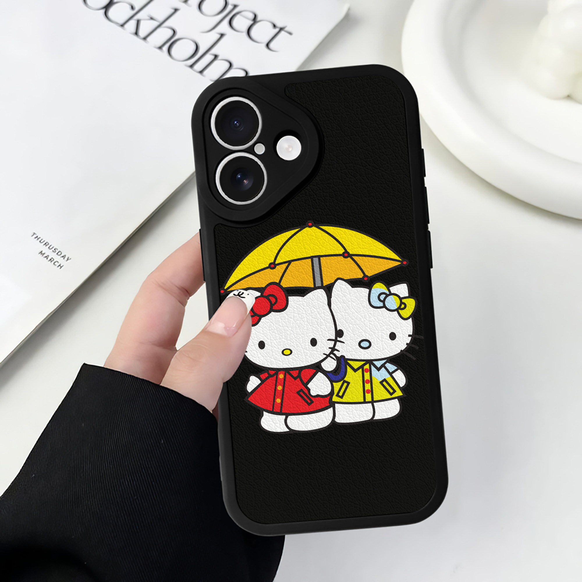 （画像用） Hello Kitty ハローキティ 【iPhone 16シリーズ対応】シリコンスマホケース（レザー調） 材質：シリコン